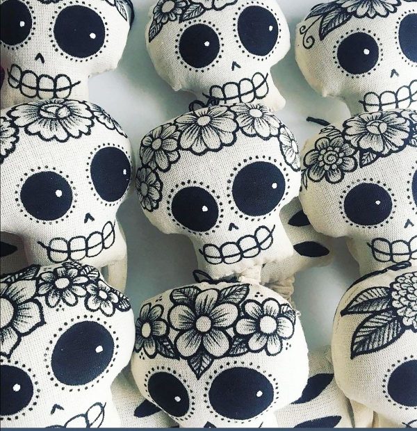 Peluches personajes blanco y negro